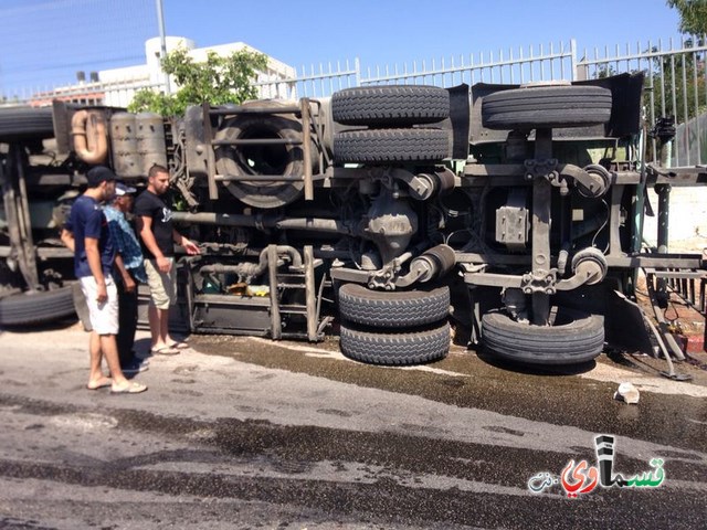 حادث طرق ذاتي وانقلاب شاحنة تنقل الزيت في شارع ال 24  واصابة طفيفة 
